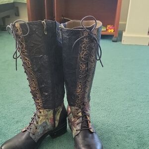 Elegant Lace-Up Women's Boots in Black and Brown